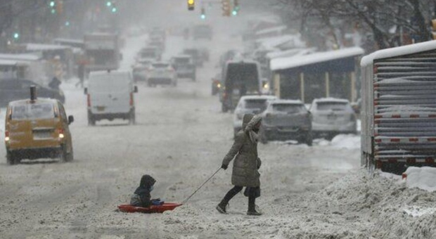 New York, stato d'emergenza: in arrivo super tempesta invernale. Oltre 2.300 voli cancellati