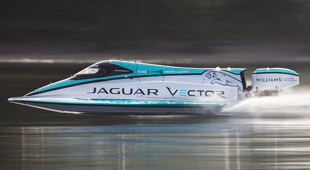 Il V20E, lo scafo elettrico alimentato a batterie di Jaguar Vector Racing
