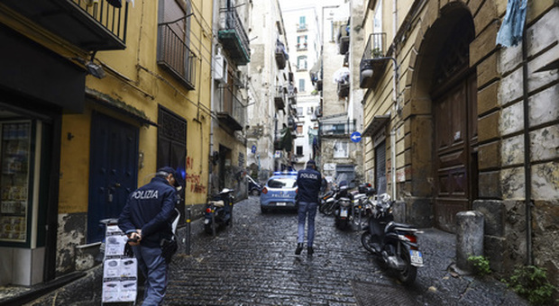 Napoli, si spara in più strade: bossoli di pistola anche a Forcella