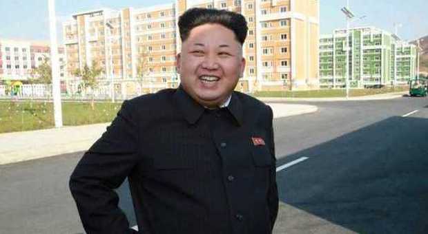 Corea del Nord, Kim Jong-Un riappare in pubblico dopo oltre un mese e cammina col bastone