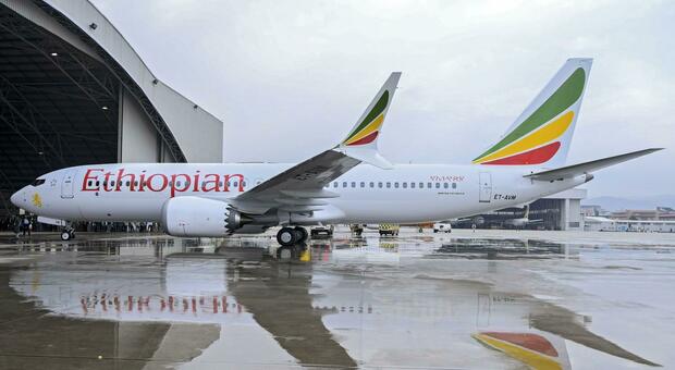 Piloti si addormentano durante l'atterraggio e mancano la pista d'atterraggio: sospesi da Ethiopian Airlines
