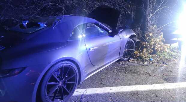 Porsche si schianta contro un albero: feriti il 40enne alla guida e il passeggero