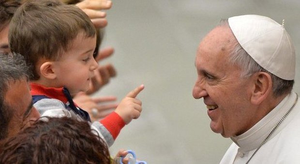 Papa Bergoglio a San Pietro con un bimbo
