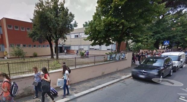 Roma, scatta una fotografia a un bimbo, allarme pedofilo davanti a scuola