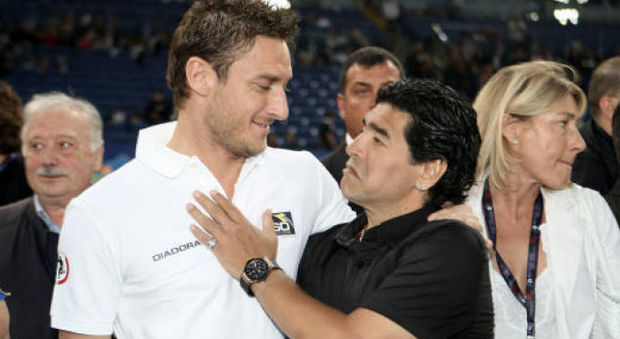 Francesco Totti e i suoi 40 anni su Facebook, da Messi e Bolt a Verdone e Maradona: «Sei stato il più grande»