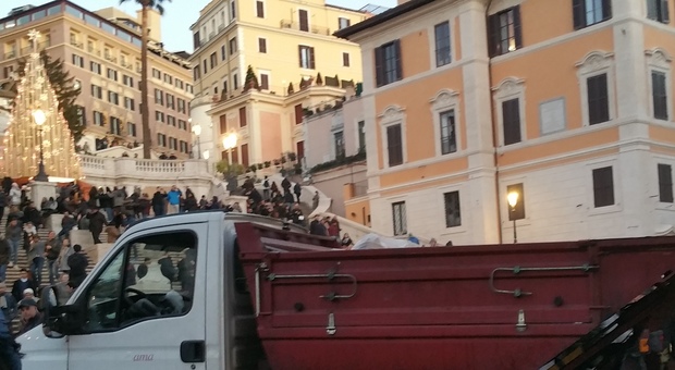 Rifiuti Roma, mezzi Ama rotti e niente aiuti dalla Toscana: a Natale raccolta ai privati