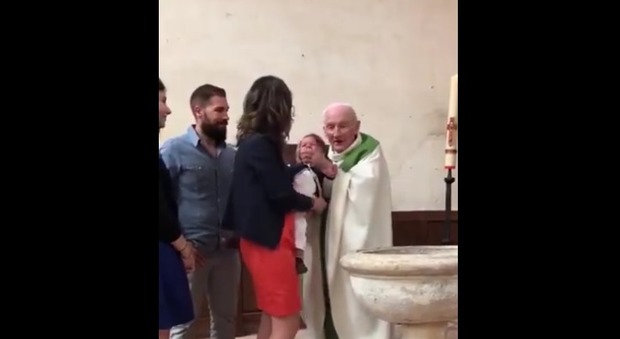 Il bimbo piange durante il battesimo: il prete non esita a prenderlo a schiaffi