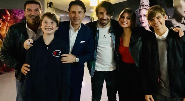 APPena un minuto, anche Giuseppe Conte al cinema col figlio: la foto con Max Giusti e Herbert Ballerina