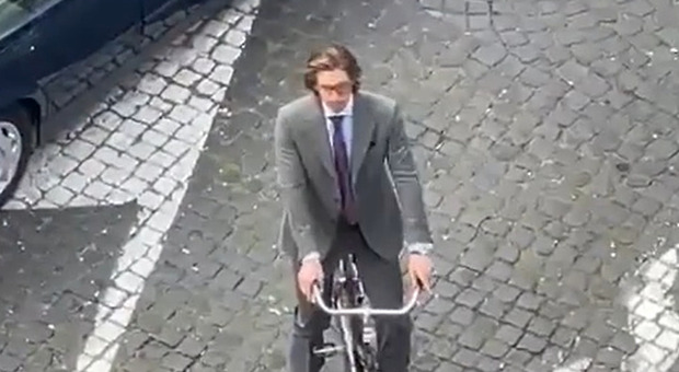 House of Gucci a Roma, Paolo Genovese avvista Adam Driver in bicicletta al quartiere Coppedè