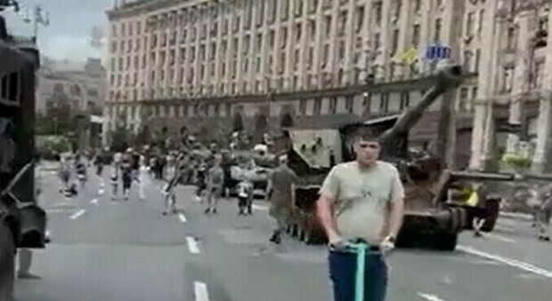 Kiev, prove di rinascita: la gente passeggia in centro tra i carri armati distrutti dell'esercito russo