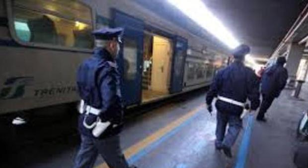 Roma, paura sul treno: due nomadi salgono con pistole. Bloccati a Termini dalla polizia