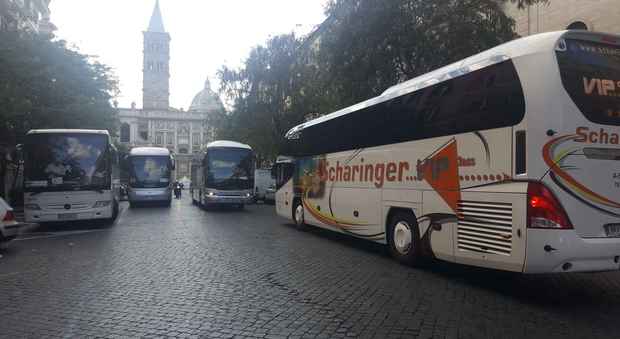 Roma, la beffa sui bus turistici: centro off limits e rincari slittano all'anno prossimo