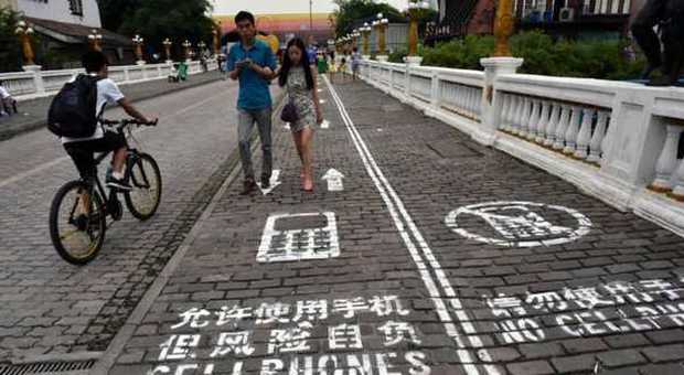 Cina, sui marciapiedi arrivano le corsie ​per chi cammina guardando lo smartphone
