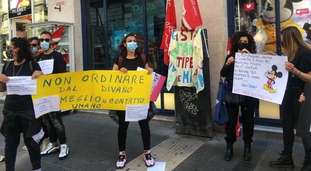 Protesta dei dipendenti del punto vendita Disney Store di Napoli