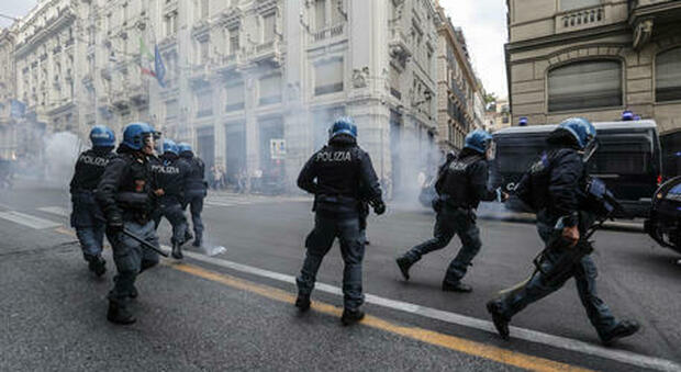 No Green pass, scontri durante la manifestazione a Roma