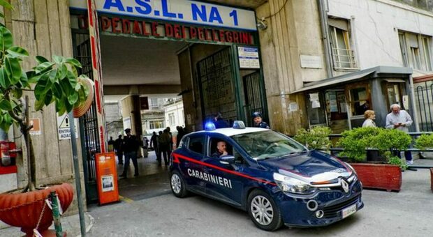 I carabinieri davanti all'ospedale dei Pellegrini