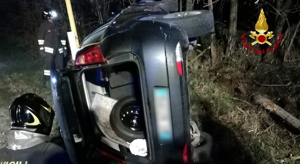 Incidente a mezzanotte a Cartigliano: auto rovesciata sulla strada, ferita una ragazza
