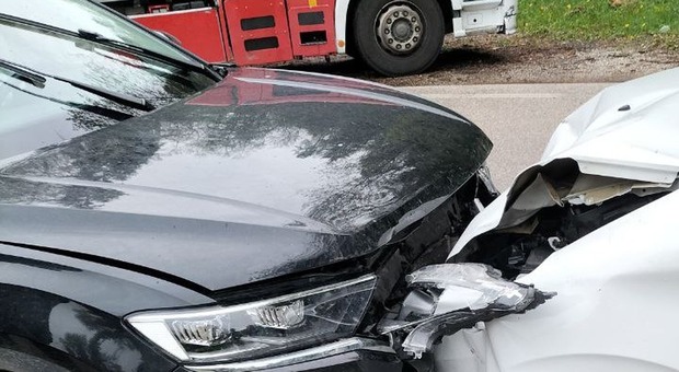 Sovramonte. Due auto si scontrano frontalmente: una donna ferita in ospedale, traffico deviato