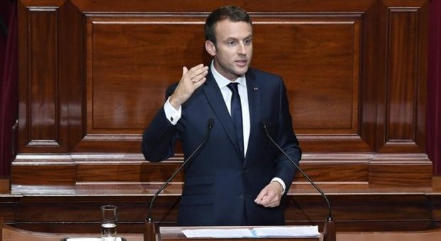 Macron alle camere riunite: «Parlamento ridotto di un terzo, stop allo stato di emergenza e no ai migranti economici»