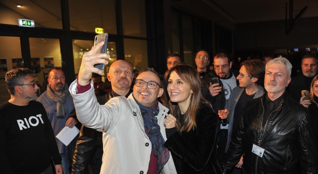 Paola Cortellesi catturata dai fan per un selfie