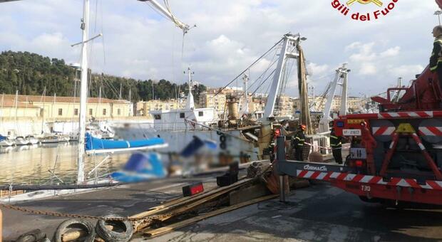 Ancona, scontro tra una barca a vela e un peschereccio: l'albero si spezza. Sul posto i Vigili del Fuoco