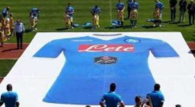 Presentata la nuova maglia del Napoli. De Laurentiis: "Con Sarri sarà sudata"