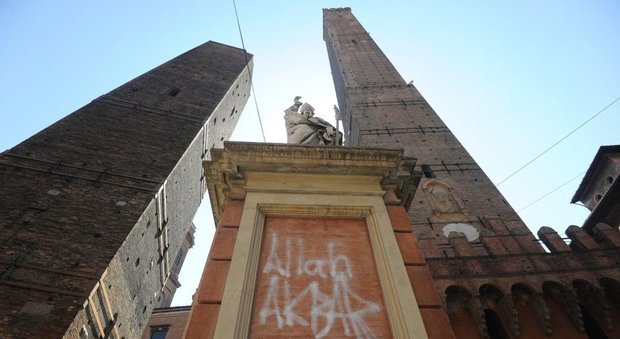 Bologna, scritta Allah Akbar compare sulla statua di San Petronio sotto alle Due Torri