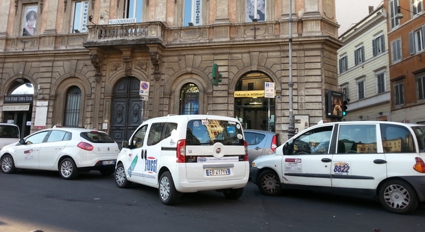 Aggredì un anziano a piazza Barberini davanti al figlio disabile: tassista nei guai