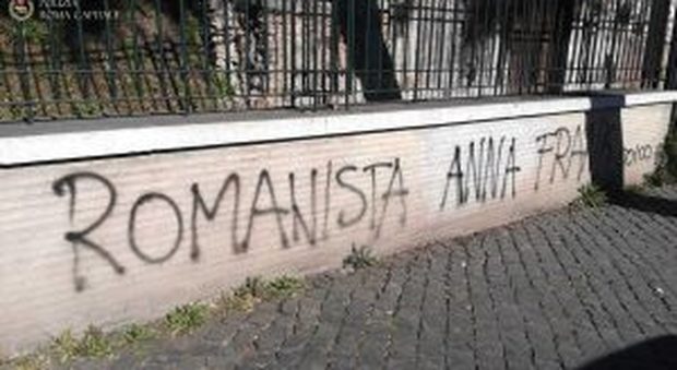 «Romanista Anna Frank» e una svastica: spuntano scritte choc nel centro di Roma