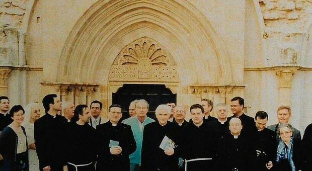 L'allora cardinal Ratzinger con i frati minori custodi dell'Abbazia di Foosanova.
