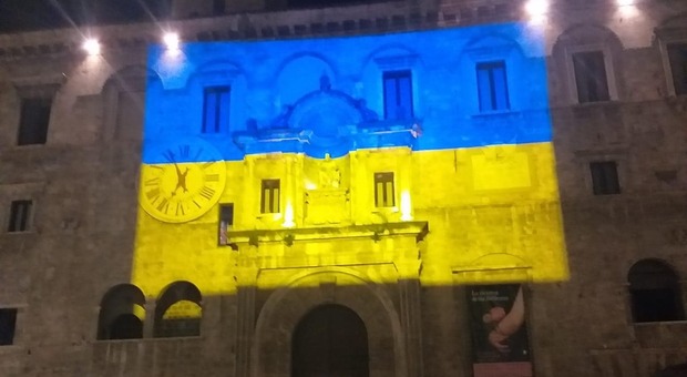 palazzo dei Capitani illuminato con i colori dell'Ucraina