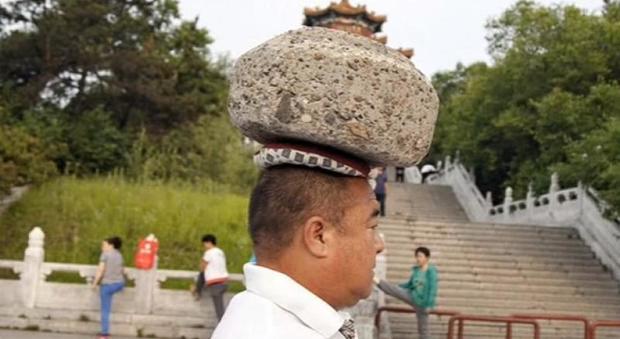 Cong Yan dimagrisce camminando con una pietra sulla testa