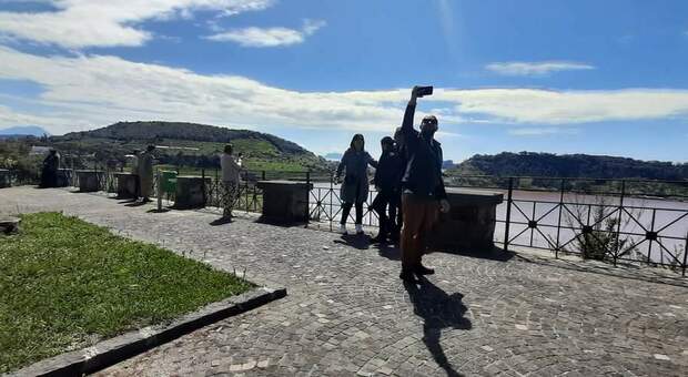 Campi Flegrei, boom di selfie per il lago d'Averno tinto di rosso