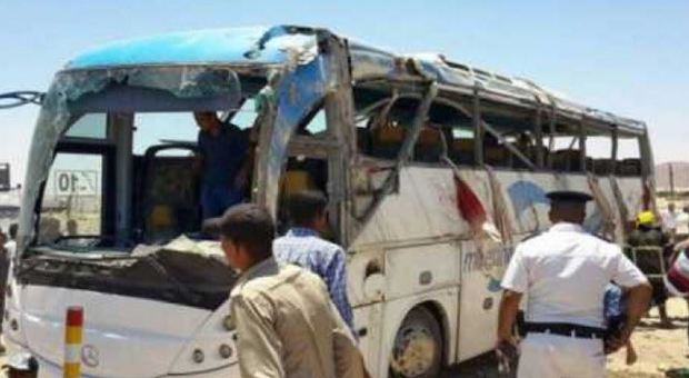 Egitto, attacco a bus di cristiani copti: almeno sette morti