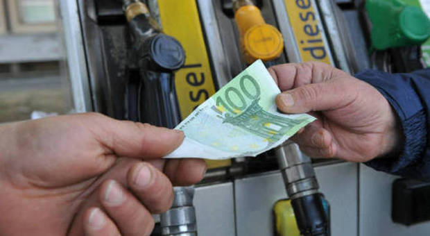 Benzina, prezzo alle stelle a Pasqua: aumenti fino a 5,5 euro per un pieno