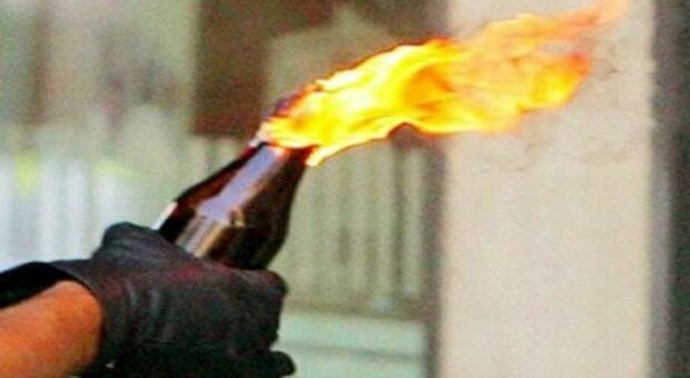 Milano, lancia bottiglia incendiaria dentro un ristorante: paura tra clienti e personale. Fermato egiziano