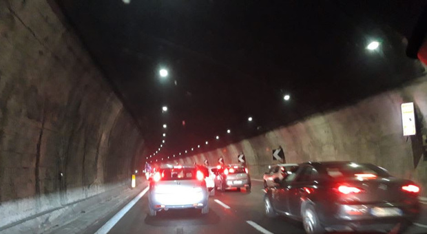 Tampona un’auto sulla Tangenziale di Napoli e fugge: denunciato per fuga e omissione di soccorso