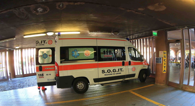 Pozzuolo del Friuli auto finisce fuori strada grave donna