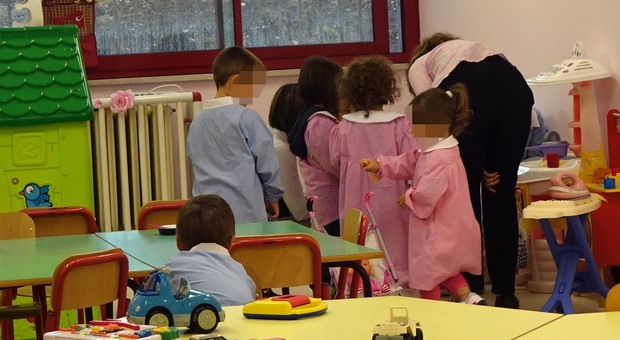 Una classe di bambini all'asilo con la maestra