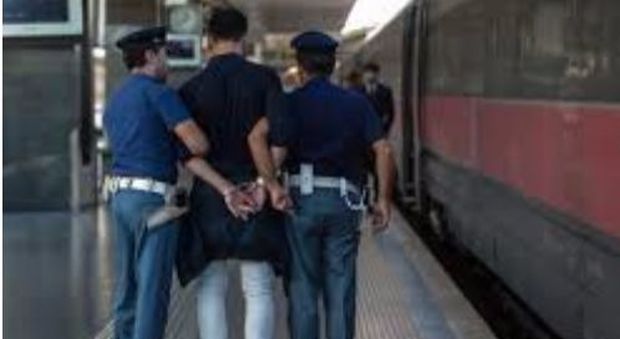 Ladri alla stazione di Napoli recuperati bagagli e cellulari