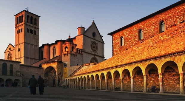 Assisi, lite per un parcheggio minaccia turista con la spranga: denunciato