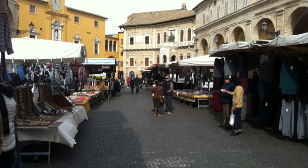 Il mercato in piazza del Popolo a Fermo