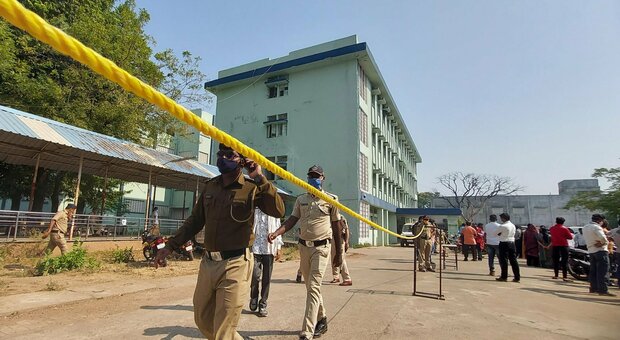Ospedale in fiamme, 10 neonati morti nel reparto di maternità: orrore in India