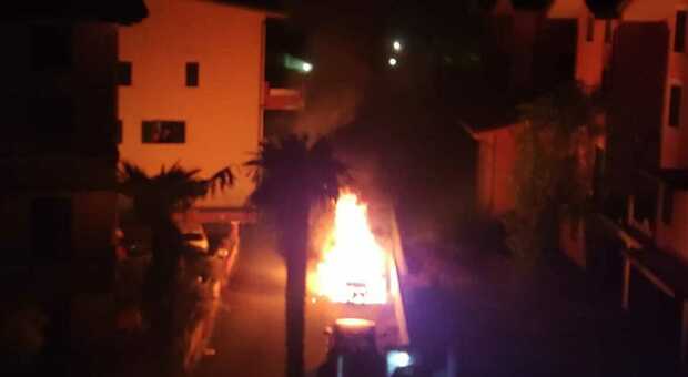 L'auto in fiamme a Ceccano