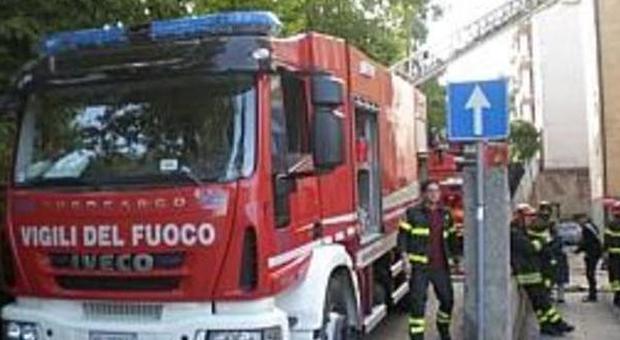 Ancona, cade in casa al terzo piano pompieri costretti a usare l'autoscala