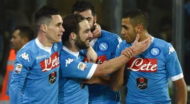 Napoli solo in vetta, Inter battuta 2-1, strepitoso Higuain, miracolo Reina