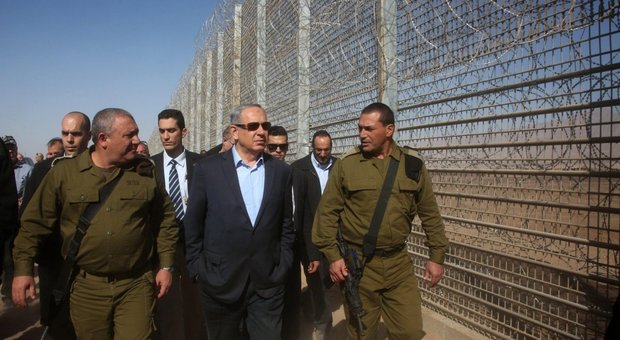 Israele, eretto muro al confine con la Giordania. Netanyahu: «Una gabbia contro le belve»