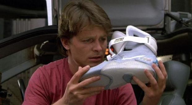 Michael J. Fox con le Nike di Ritorno al futuro - Parte II