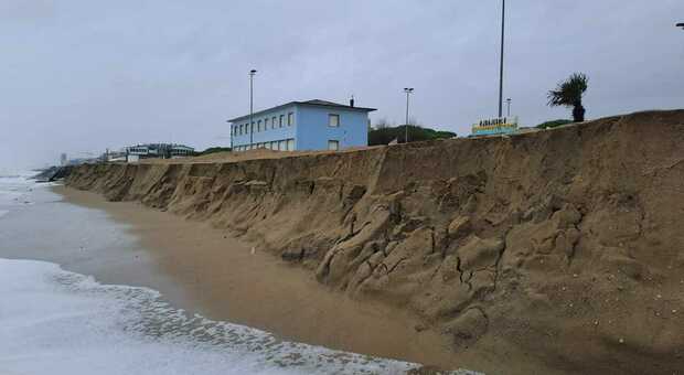 Maltempo a Jesolo, la conta dei danni: «30mila metri cubi di sabbia inghiottiti dalle onde»