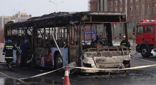 Bus di turisti in fiamme, 26 morti e 28 feriti
